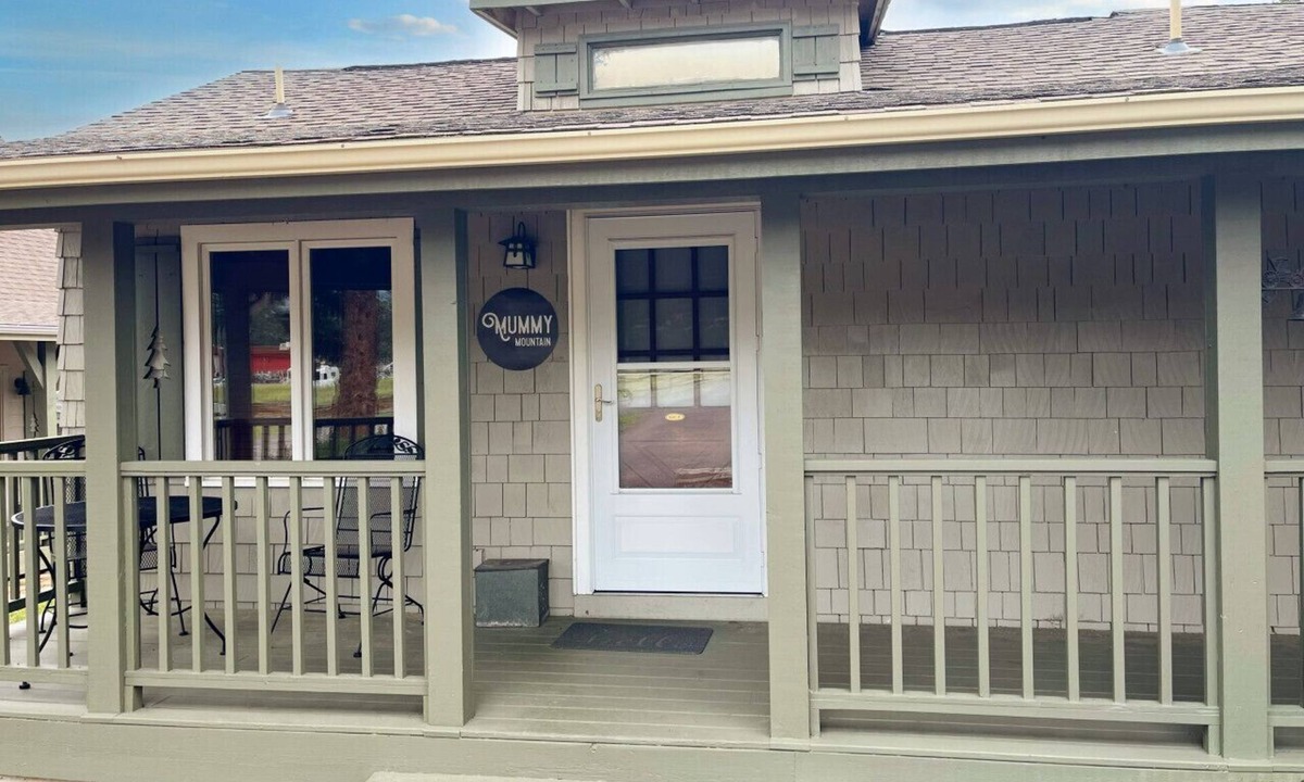 Estes Park Cabin | 1 Bedroom suite with fireplace and jacuzzi tub.