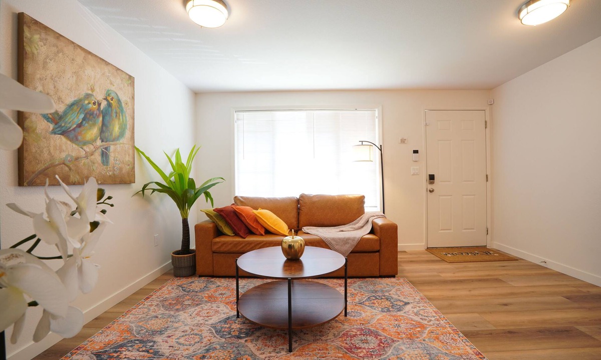 Everett House | 1 King 2BR w/smartTV, Wifi & stocked kitchen in tranquil