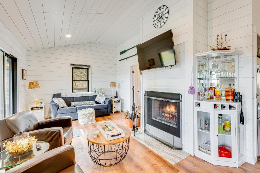 Dellroy House | 1 Mi to Marina Cabin with Views Near Atwood Lake!