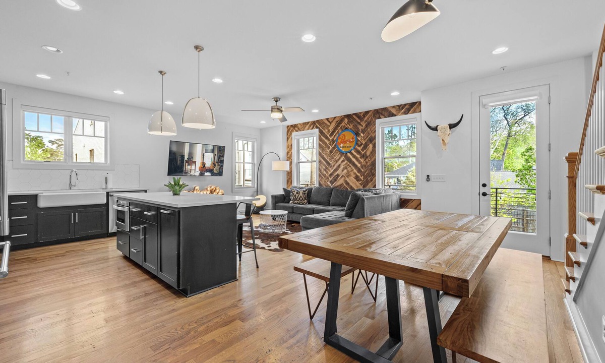 Eighth Avenue House | 10 Min to Broadway-9 Beds-Grill-4BR Home-Sleeps 12-Home in Nashville