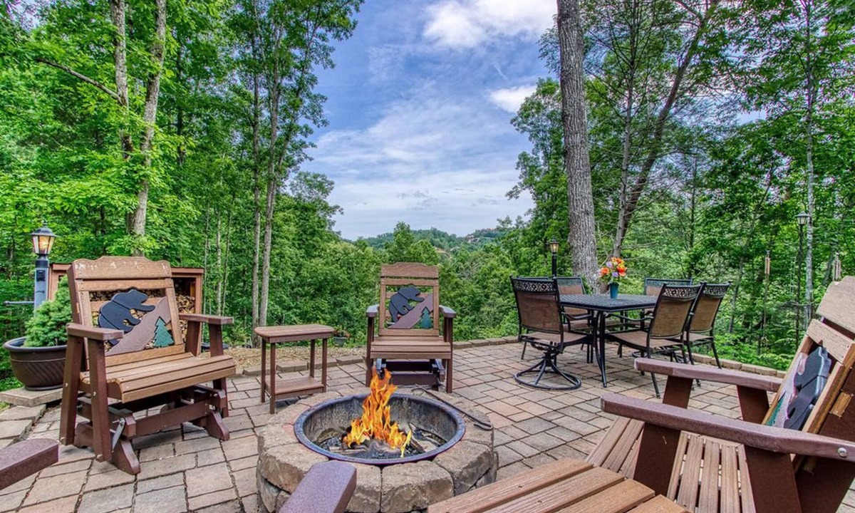 Gatlinburg - Pigeon Forge Cabin | 10 min to Dollywood/Cal Ripken Field, Firepit, Foosball, Hot Tub, Private