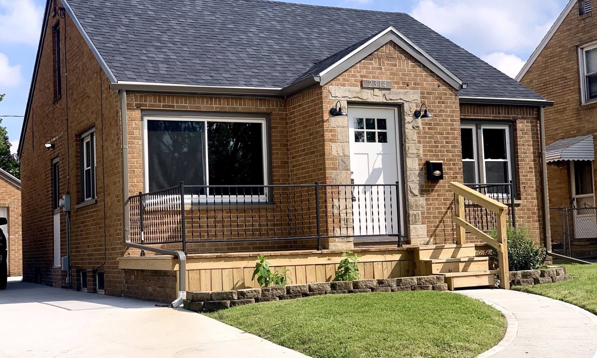 Toledo House | 10 minutes from Downtown Toledo! Cozy 2bed, 2bath, game room, propane fire pit