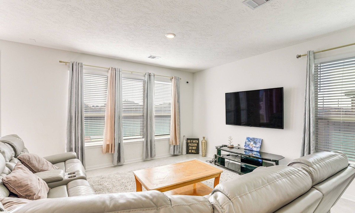 La Marque House | 11 Mi to Beach: La Marque Home w/Patio!