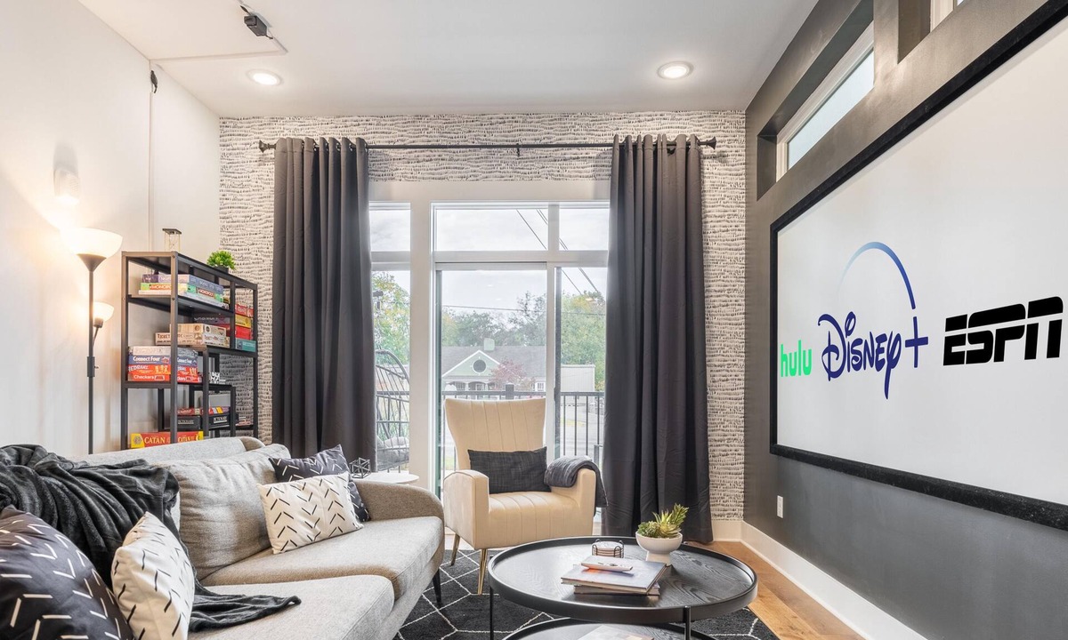 Inglewood Condo | 13 Minutes to Broadway, Opryland, & Airport w/Theater & Murals + Rooftop Deck!