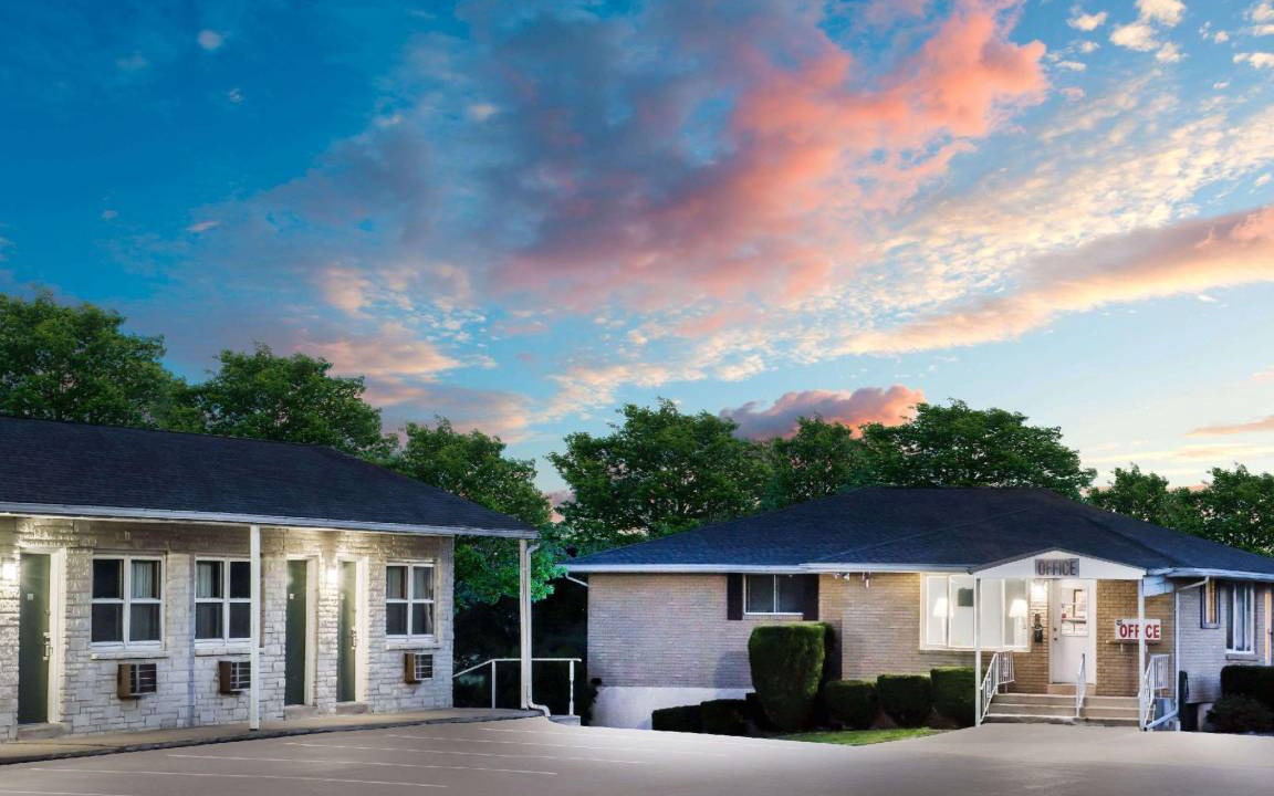 Pine Grove Hotel | 19 m² Motel ∙ 127 guests