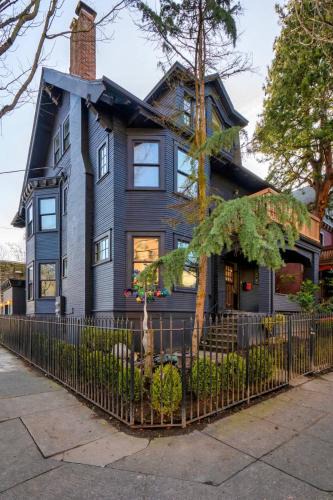 Alphabet Historic District House | 1910 Historic Jessie Morehead House