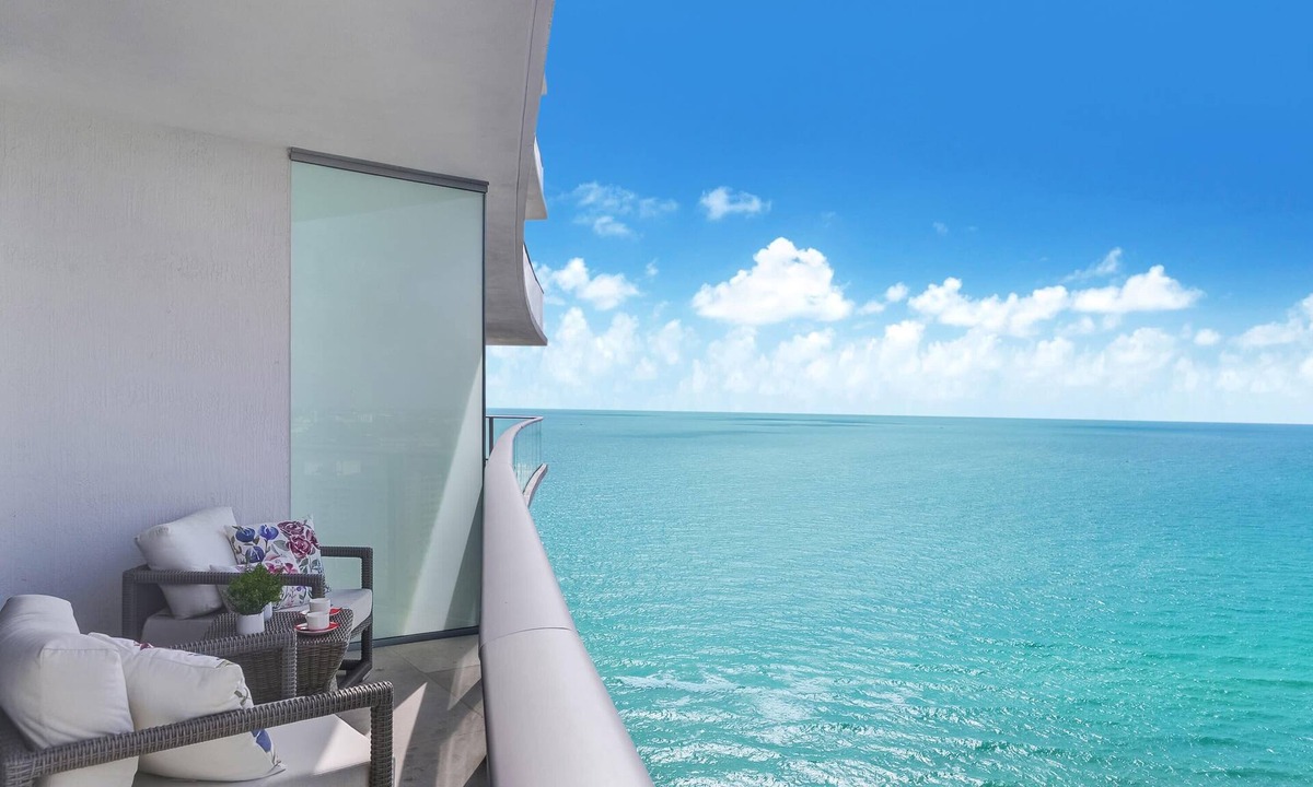 Hollywood South Central Beach Condo | 2 BDR Ocean and Pool View at 4111 S. Ocean