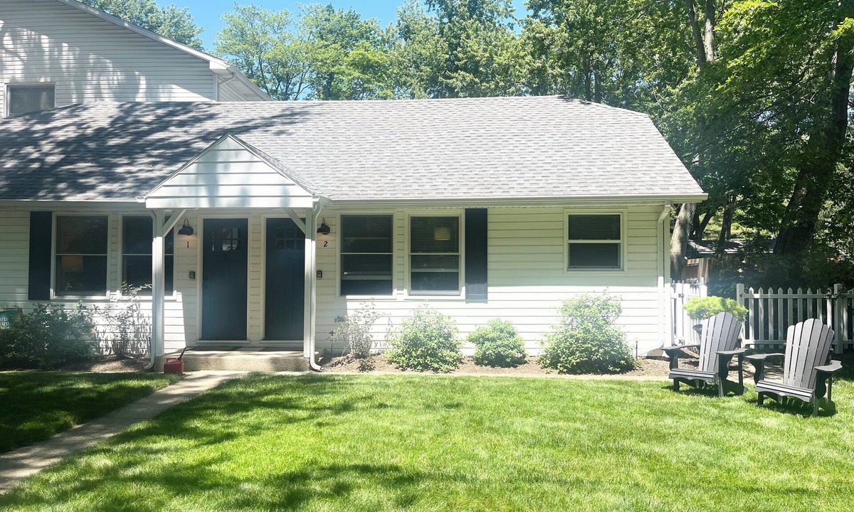 Union Pier Cottage | 2 bed/1 bath, 1.5 blocks to beach/town, dog friendly