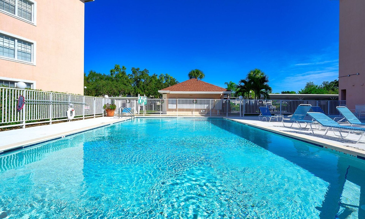 Central Naples Condo | 2 Bedroom/2 Bath located DIRECTLY on the Golf Course - amazing peaceful views