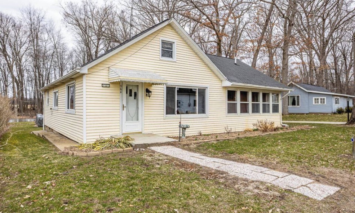 Horton House | 2 bedroom bedroom 1 bath by the lake.