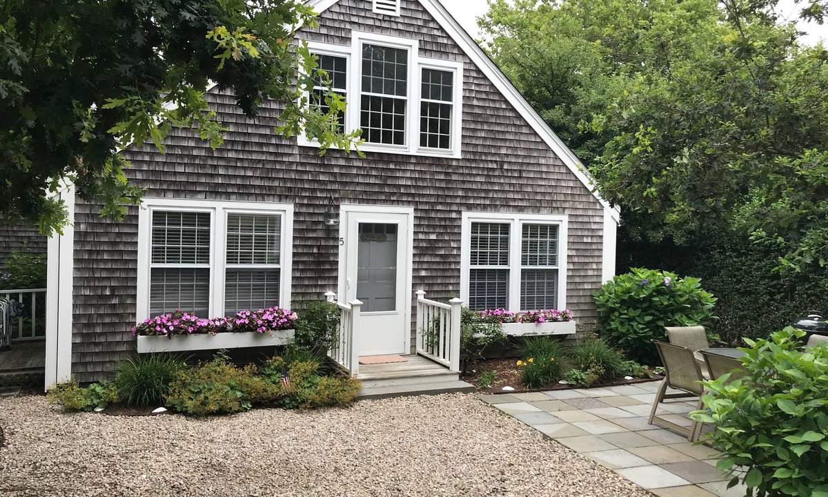 Nantucket Town Cottage | 2 Bedrooms + Loft - sleeps 6 in beds but max 4 adults- 5 Blocks to Town