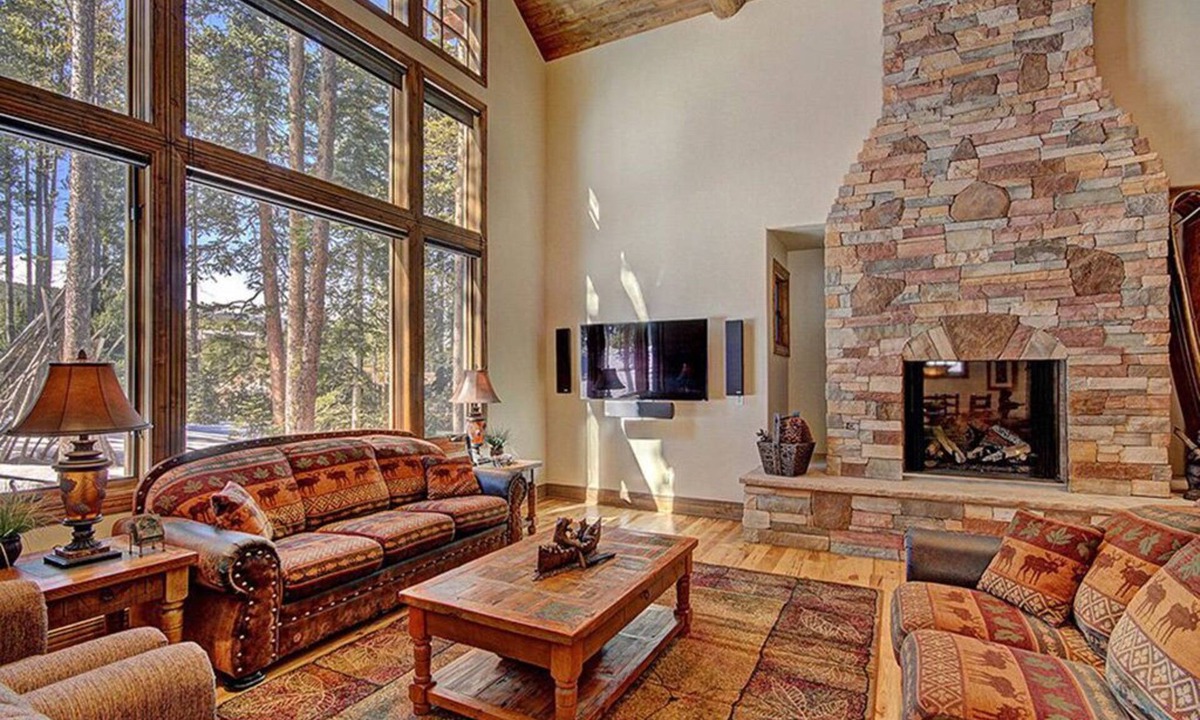 Boulder Ridge House | 2 blocks to Ski- Fireplace - Luxury Amenities- Shuttle To Town - Hot Tub-WIFI