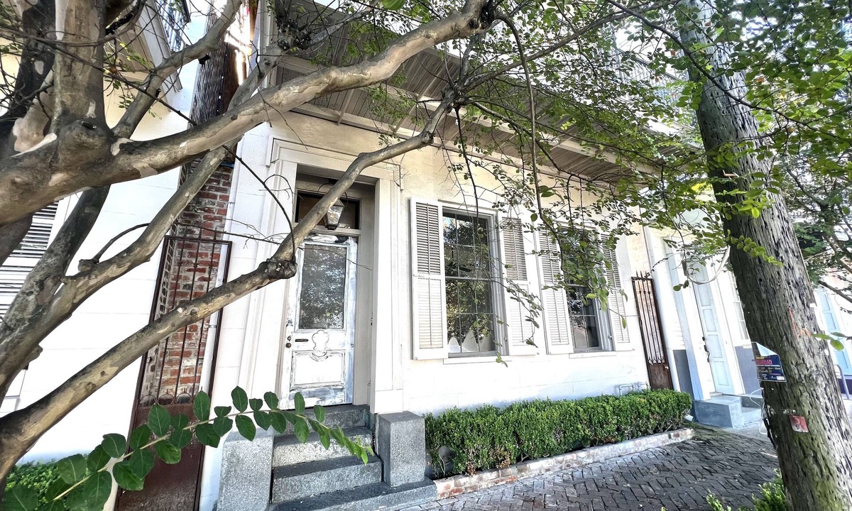 Lower Garden District Bed & Breakfast | 2 Floor 1855 Lower Garden District Townhouse with Balcony