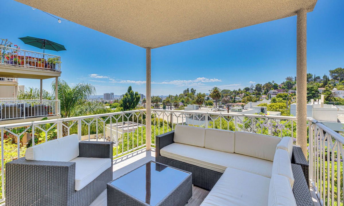 Hollywood Hills Condo | 2 Mi to Hollywood: Condo w/Pool & Hot Tub Access