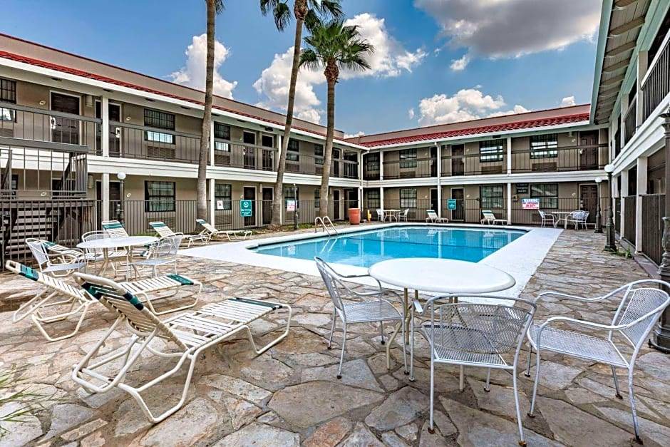 Western Division Hotel | 2-Star Hotel ∙ La Quinta Inn by Wyndham Laredo I-35