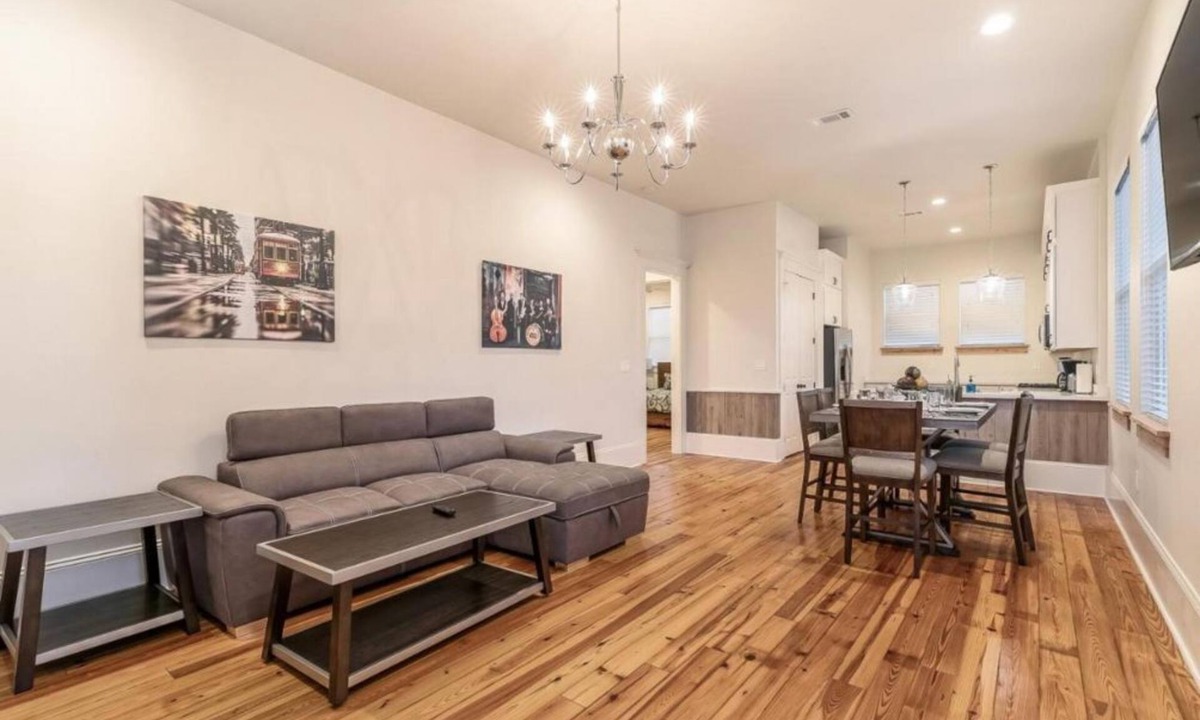 Faubourg Lafayette Condo | 20% OFF Monthly | 10% OFF Weekly-Hosteeva 3 BR Cottage Close to St. Charles 5 m Ride to FQ