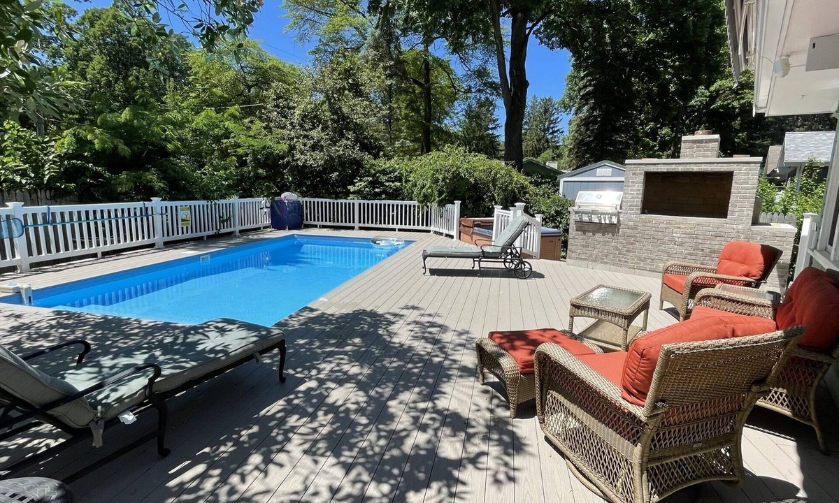 Union Pier House | 2026 Open Private heated pool hot tub large deck blocks to Berrien beach