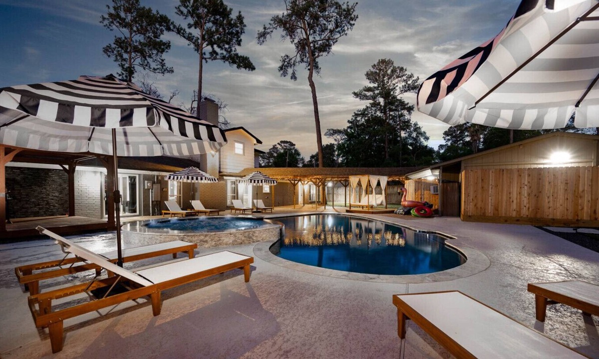 Cypress House | 2King Suites, HeatedPool, Arcade & Pickleball
