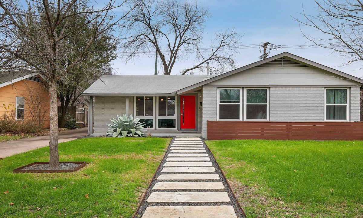 Windsor Park House | 3/2 10 min Downtown Near Restaurants, Pet-Friendly