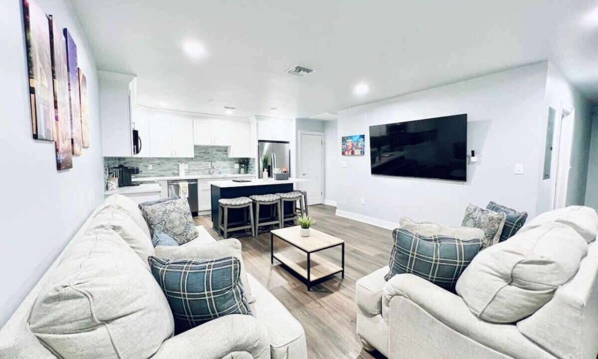 Metairie Condo | 3 Bed/3 Bath with King Bed 15 min to Downtown New Orleans