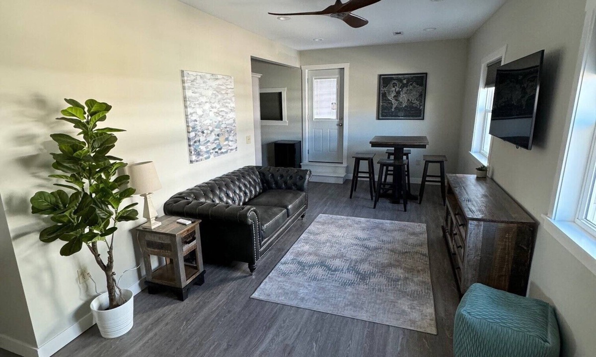 Milwaukee Apartment | 3 BR apt w/laundry + parking