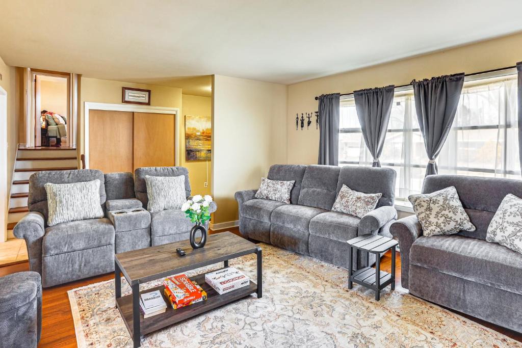 Sinking Spring House | 3 Mi to Berkshire Mall Suburban Stay with Yard!