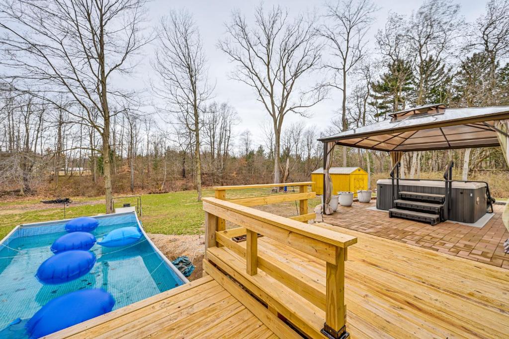 South Haven House | 3 Mi to Dtwn Family-Friendly Home in South Haven!
