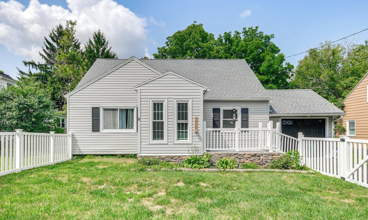 Syracuse House | 3 Mi to Dtwn Syracuse: Home w/Fenced Yard!