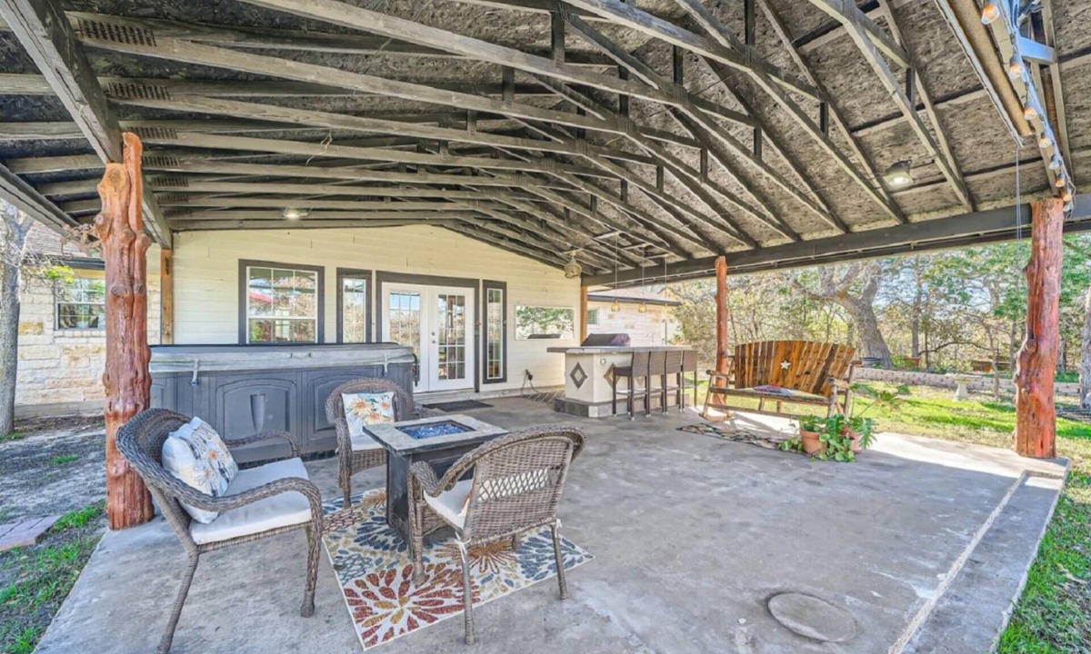 Cedar Creek House | 3 Secluded Homes on 15 Acres. Pool, Ping Pong, Hot Tub, Patio, Pond and BBQ. Close to COTA.