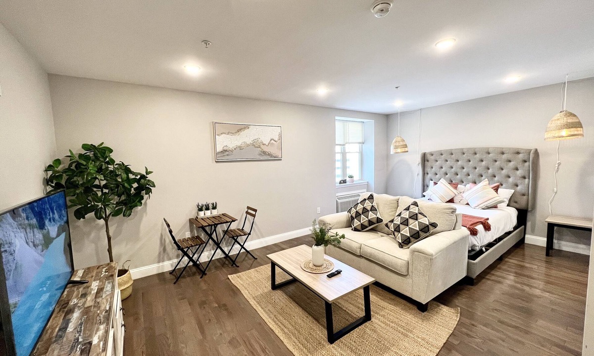 Logan Square Apartment | 302 Comfy Cabin 1BR apartment in center city of Philadelphia . Pet-Friendly!