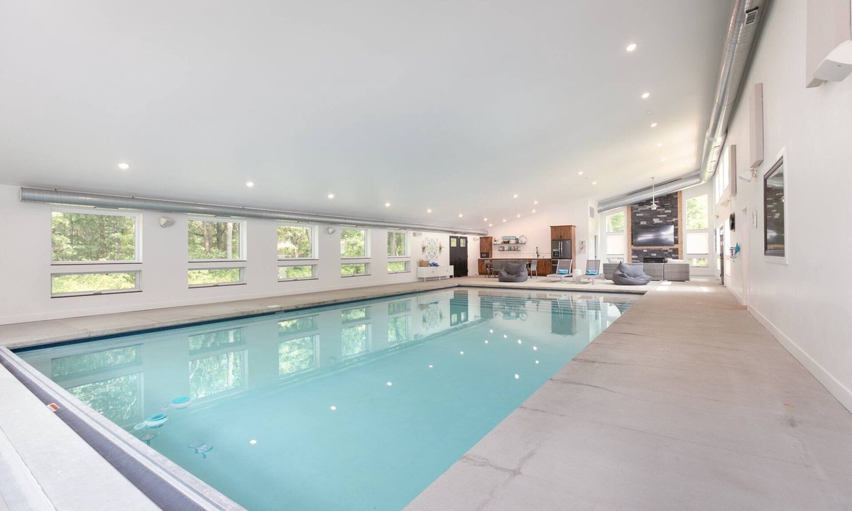 Niles House | 38-Acres of Luxury by Notre Dame, 9BR, Indoor Pool