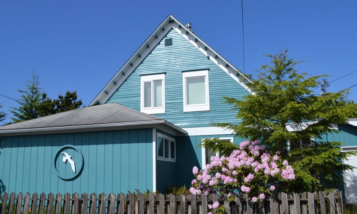 Seaside House | 3Bed/2Bath 1 block to Beach/Prom, Jetted Tub, Gas Fireplace, Homey