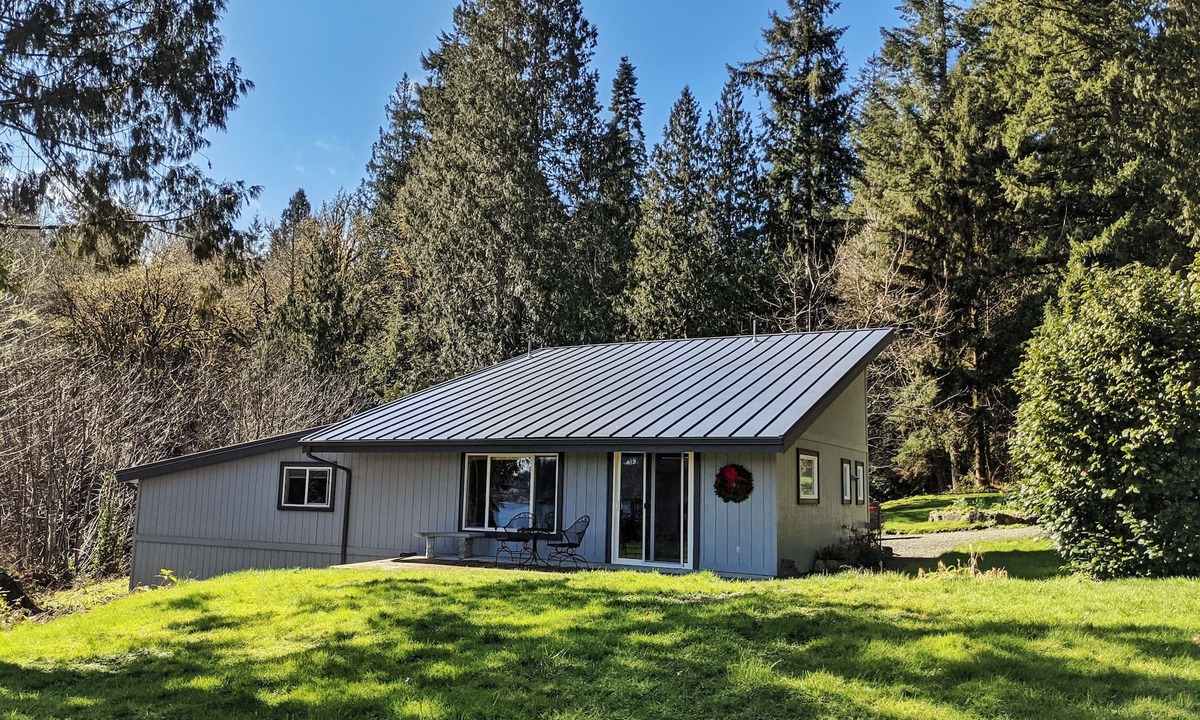 Shelton House | 3br w/beach access, large garden, beautiful views