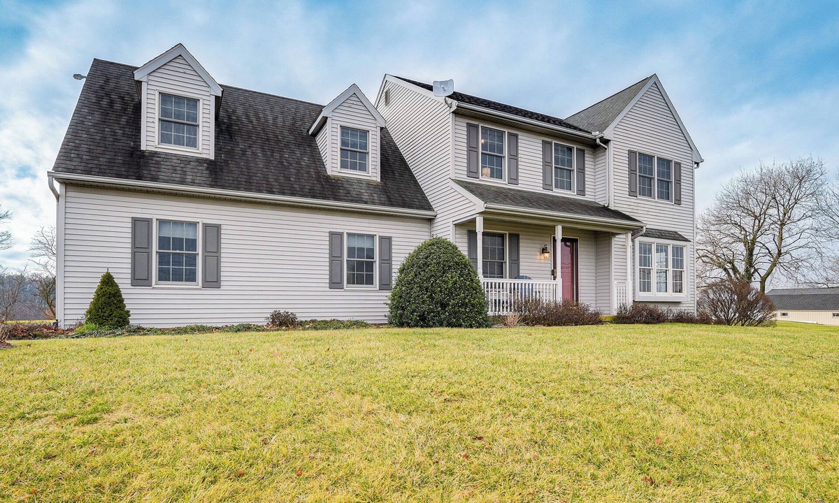 Ronks House | 4 Mi to the Amish Village: Spacious Home w/Deck!