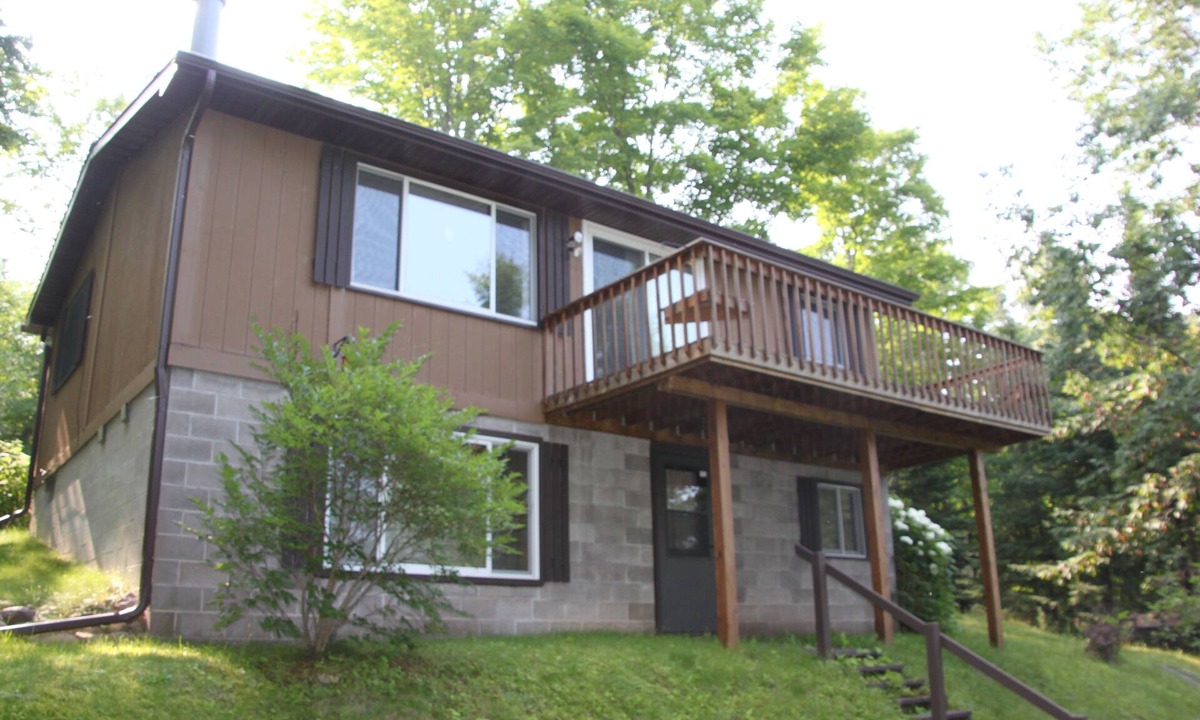 Hayward House | 4 Season Nelson Lake cabin, only 5 miles from town, WIFI, AC,Dogs Welcome