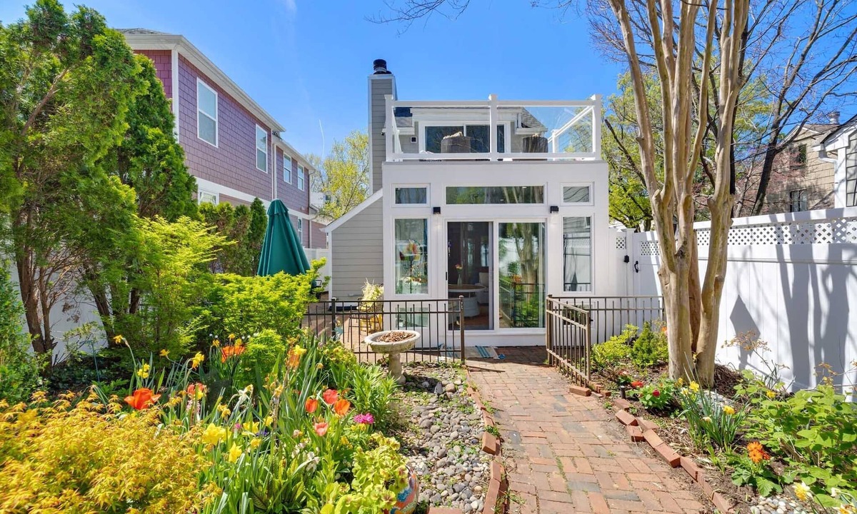 Eastport House | 421 Irie: Simply Charming 2 Story COTTAGE! Private Pool! 1 Off Street Parking!