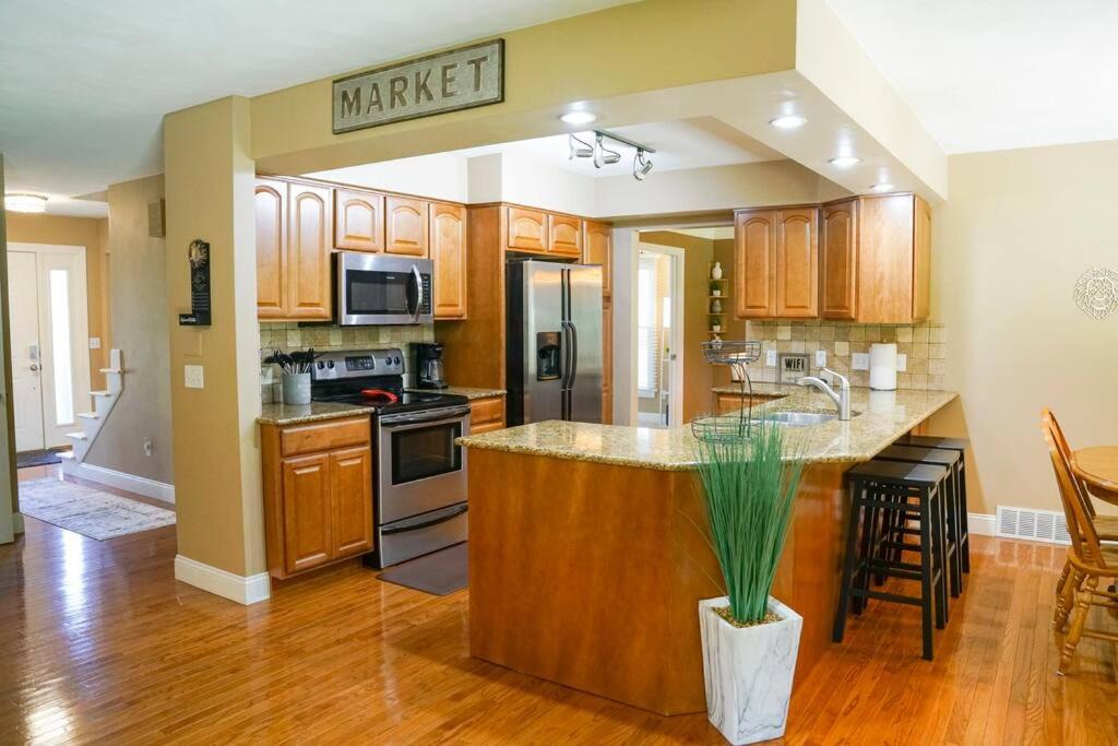 Bedford Villa | 4BR/2.5BA Home boasting 2400sqft and Eat-in KTN
