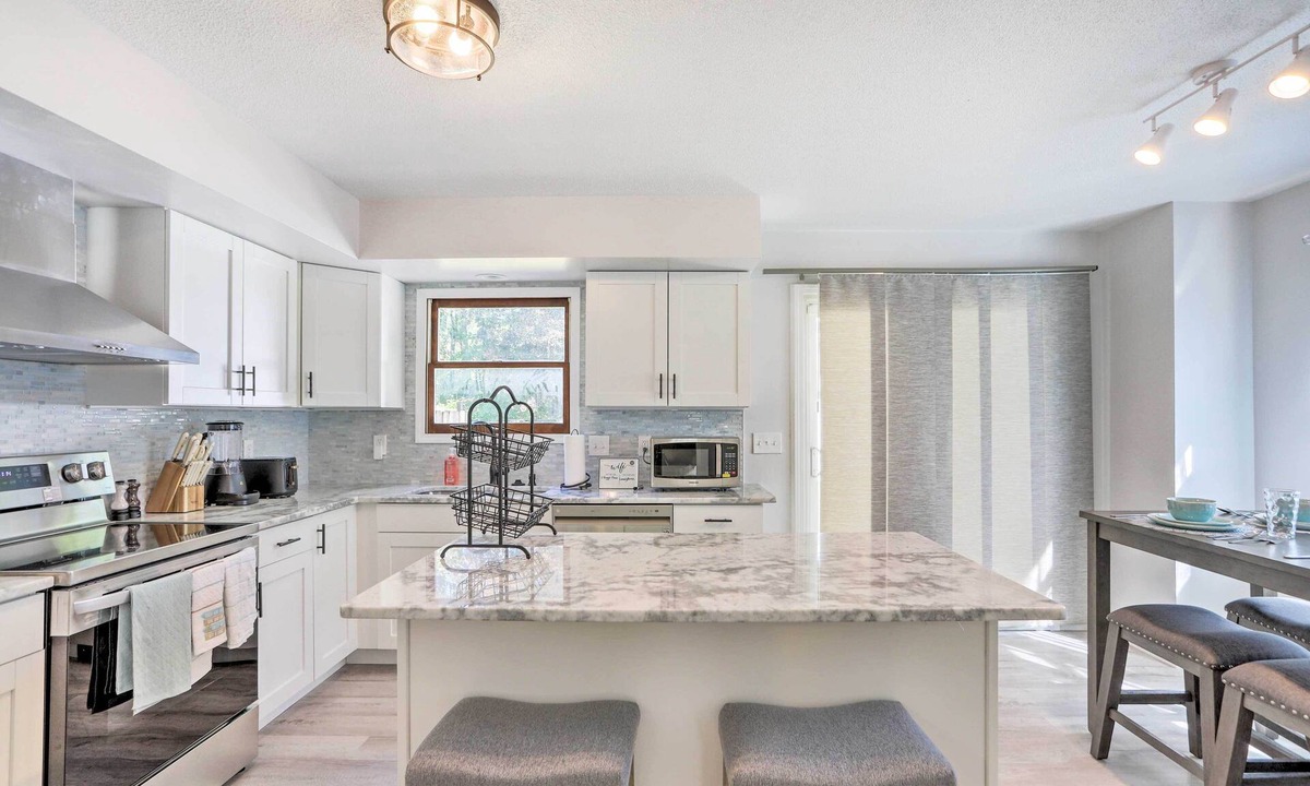 Bedford Condo | 5 Mi to UT: Quiet Toledo Duplex Near Parks!