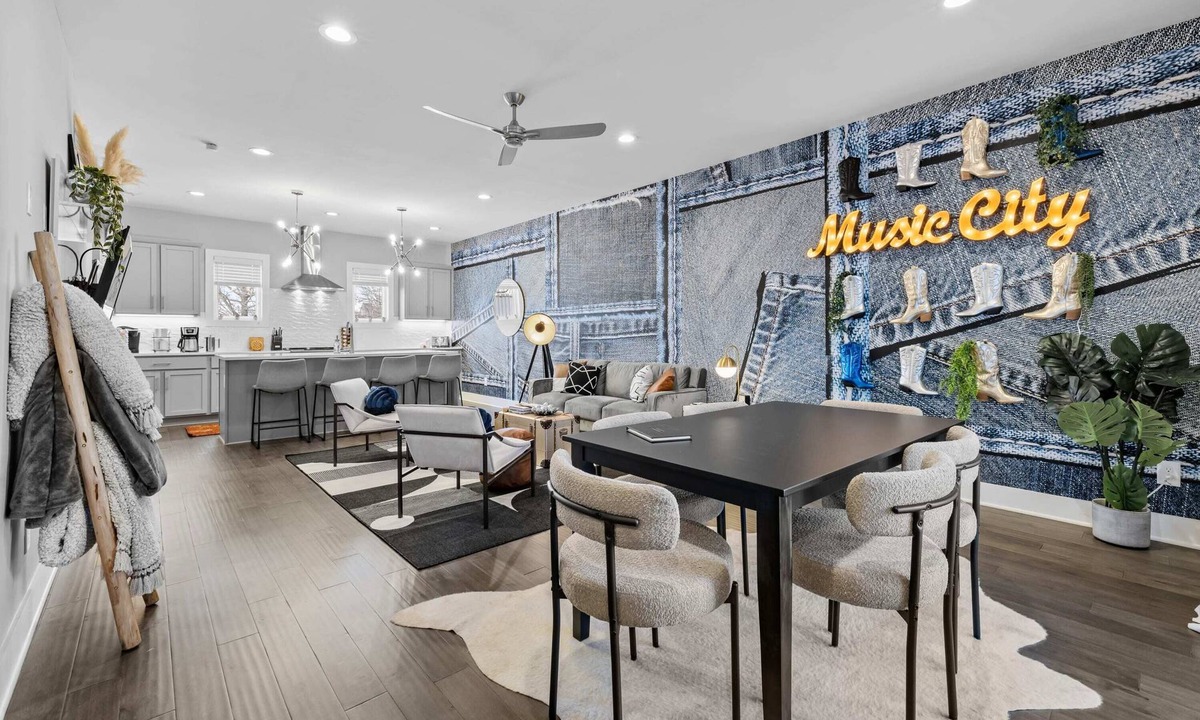 Katie Hill Neighborhood House | 5 mins to DT! Gameroom~ Balcony~ Karaoke~Sleeps 10