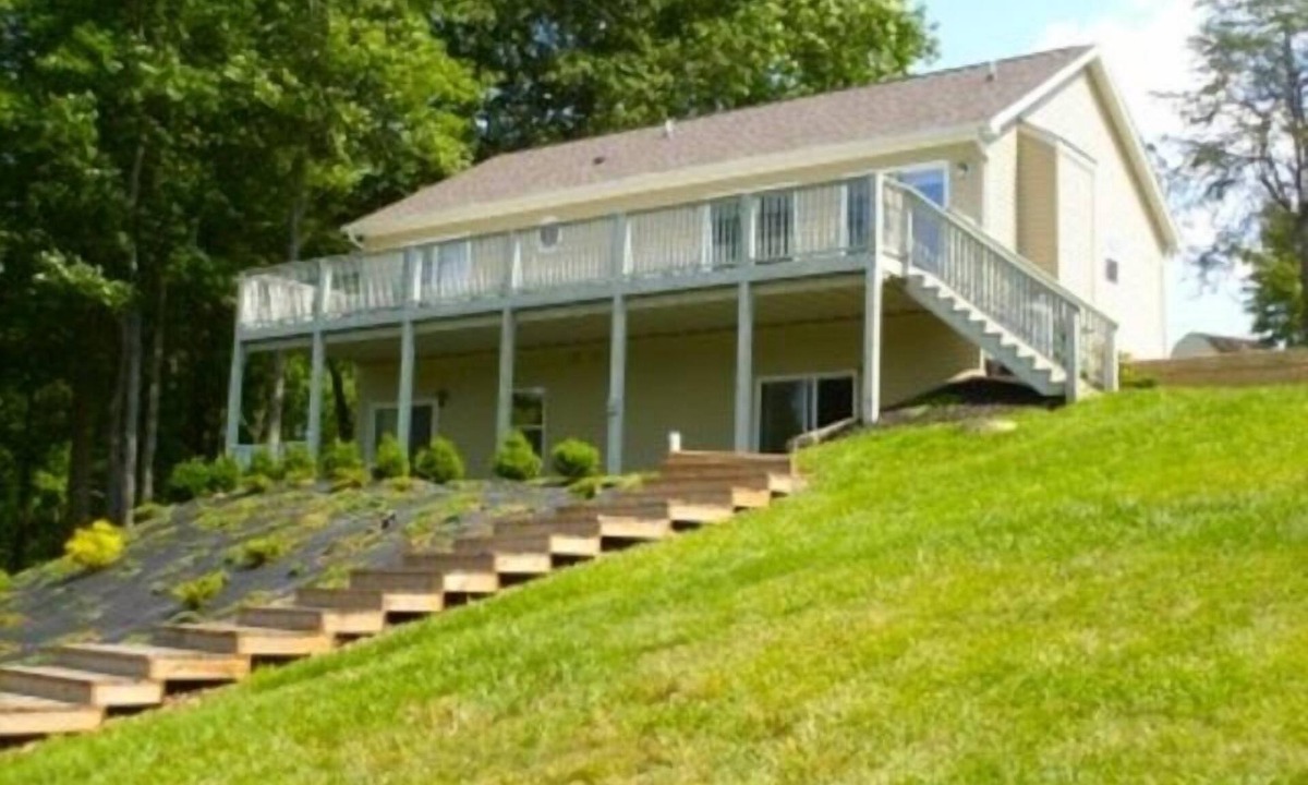 Moneta House | 5 o'clock Somewhere - Pool Table, Walking Distance to Portside Bar & Grill, Just Like New!
