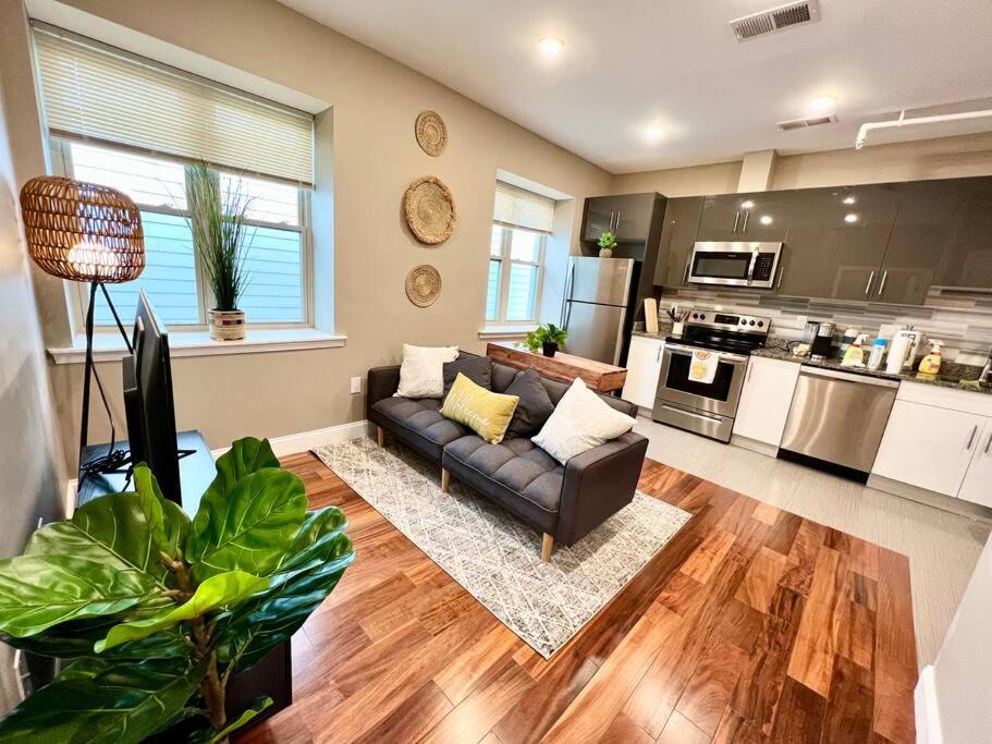 Logan Square Apartment | 501 Cozy and Comfy 1BR apartment in center city
