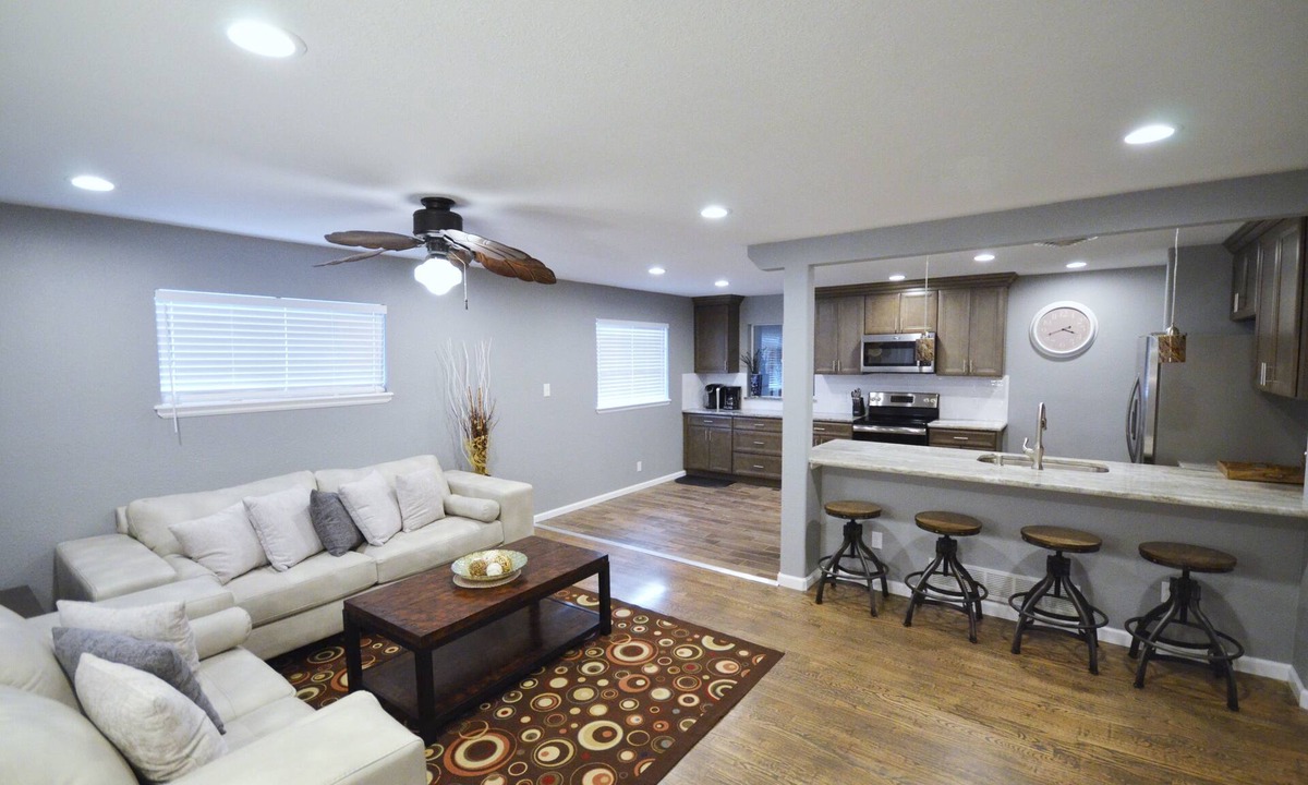 Jewell Heights - Hoffman Heights House | 5bdrms; 6King beds, 2kitchens, 2lvrms; Near Shops & Dining; 1block to Starbucks!