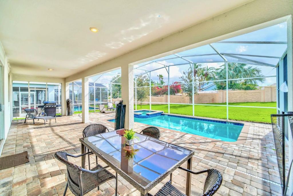 Davenport House | 8BR Mansion with Pool Hot Tub and Games Room