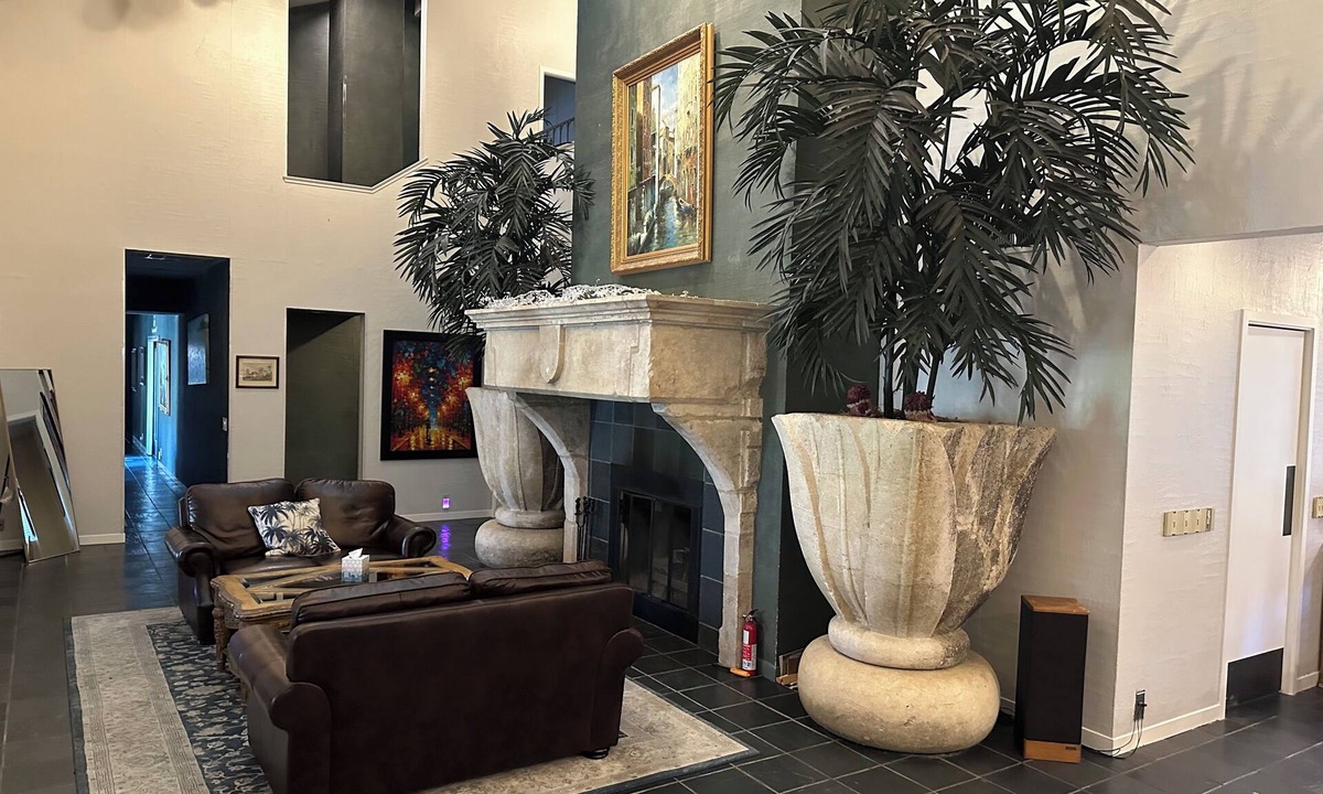 Shenandoah Valley House | A Pet-Friendly Oasis surrounded by wineries with a Pool, Jacuzzi, and Sauna.