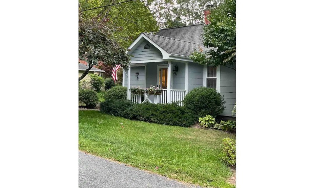 Lewisburg Cottage | A special cottage close to EVERYTHING! July dates available NOW!