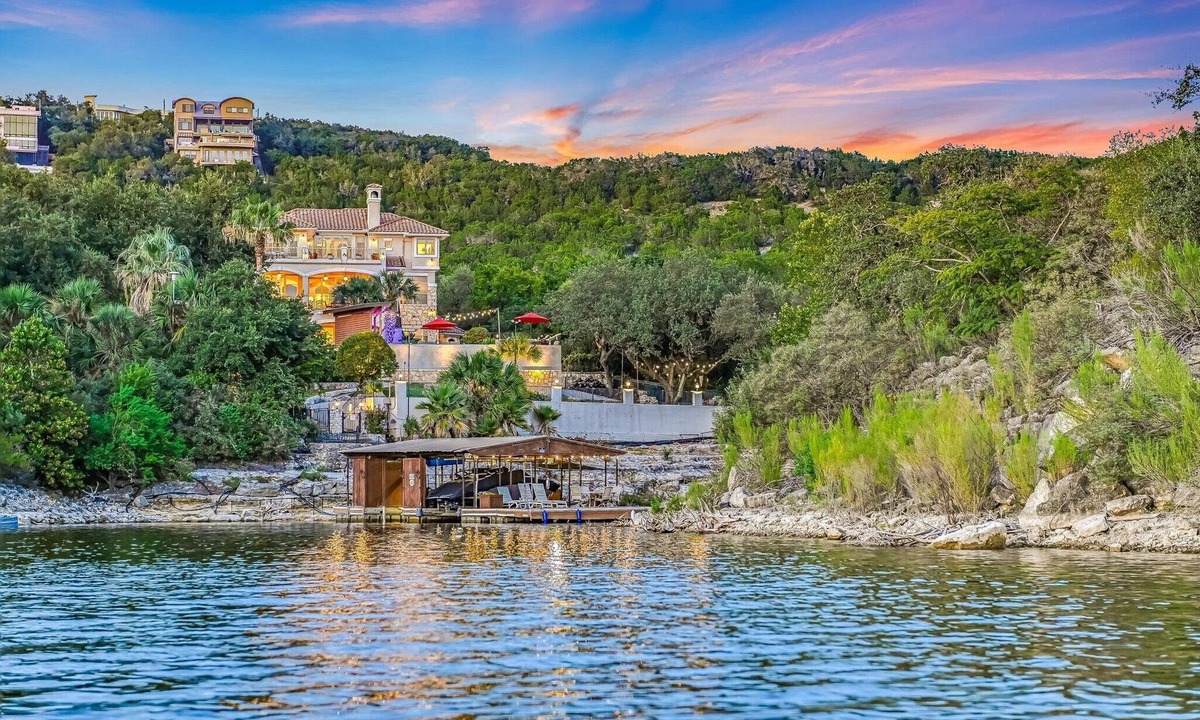 Comanche Trail House | Above Palms I NEW Pool & Spa I Views I Lake Travis I Family Fun I Services
