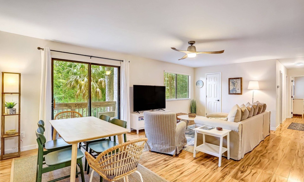 Fernandina Beach Condo | Ace the Day: Pool, Tennis, & Pickleball Fun