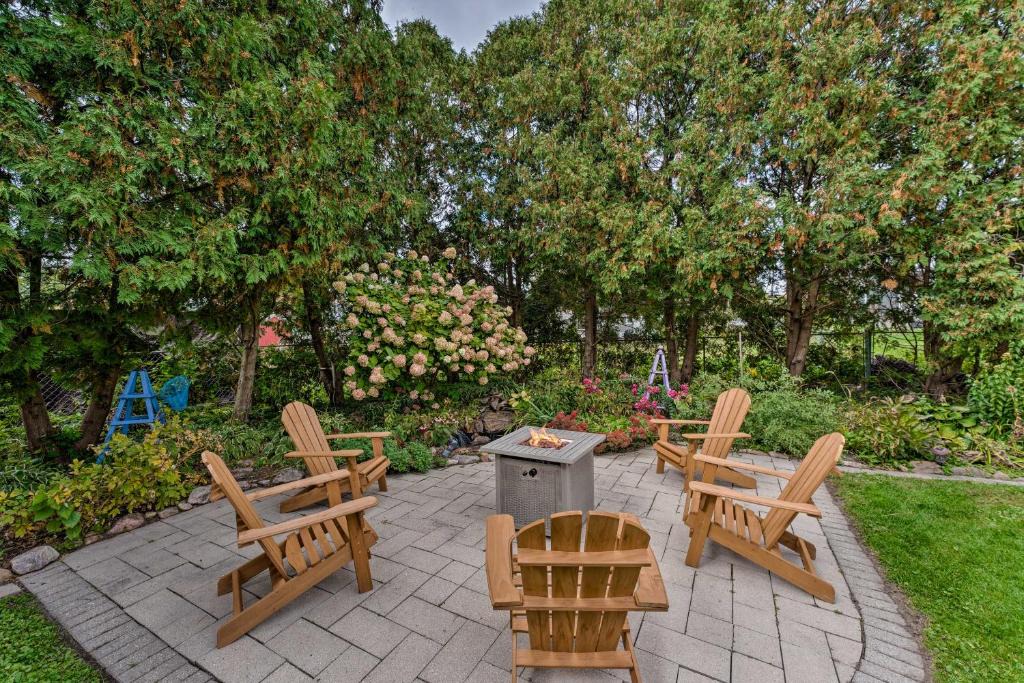 Lake Mills House | Airy Cottage Close to Rock Lake with Fire Pit!
