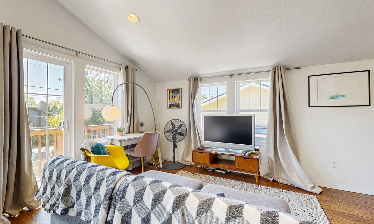 Alameda Apartment | Airy retreat with free WiFi, balcony, & kitchen, in the heart of NE Portland