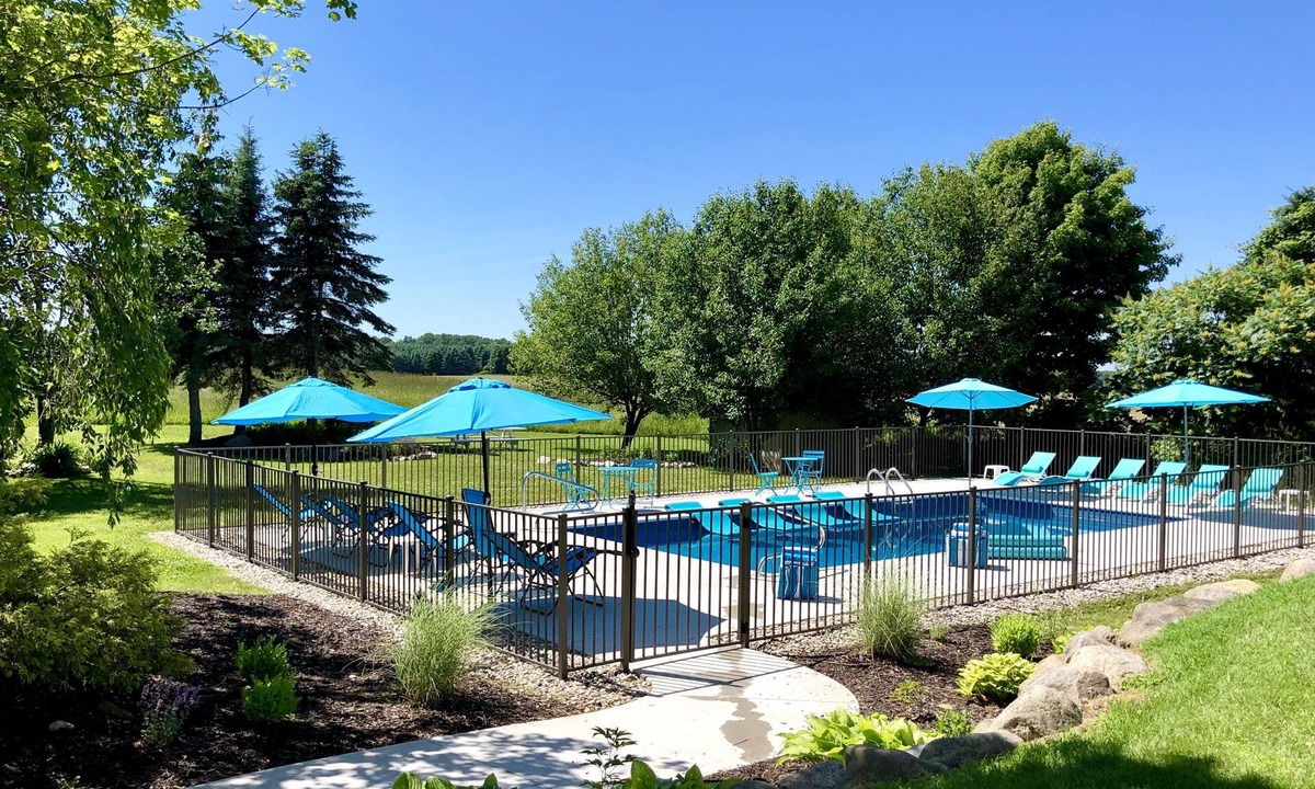Fennville House | ALLEGAN ORCHARDS Sleeps25,Pool,HotTub,3Acres, Fireplce,FirePit,PoolTable,PingPng